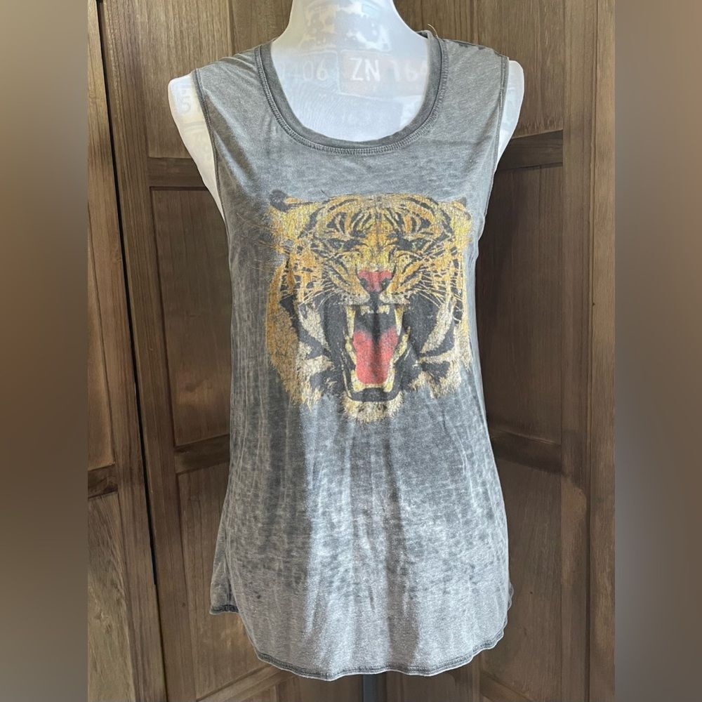 Women’s CHASOR sleeveless distressed tiger tshirt.